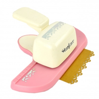 Furador de papel decorativo rosa e branco com papel castanho recortado