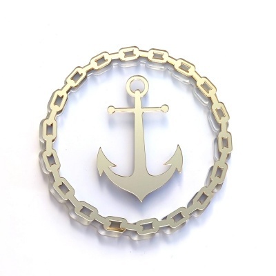 Ornamento metálico em forma de âncora com corrente circular