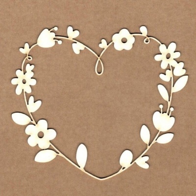 Coração decorativo metálico branco com flores e folhas sobre fundo castanho