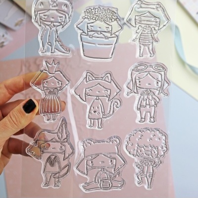 Carimbos transparentes com desenhos de personagens animados minimalistas