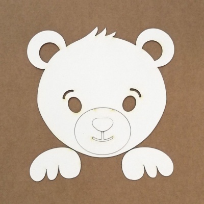 Figura decorativa branca em forma de urso sobre fundo castanho