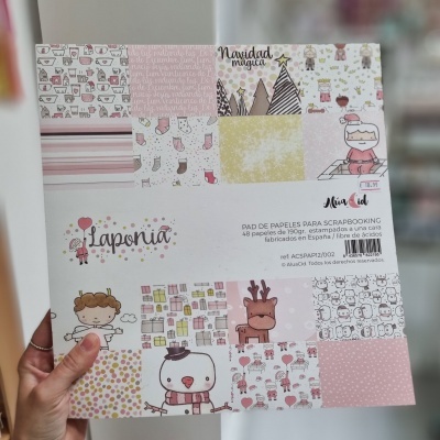 Papel para scrapbook com desenhos natalícios em tons pastel e texto em espanhol.
