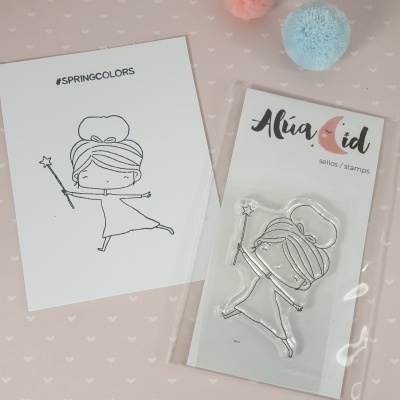 Selo de silicone menina fada com varinha e estrela, etiqueta Alía cid, fundo rosa com corações.