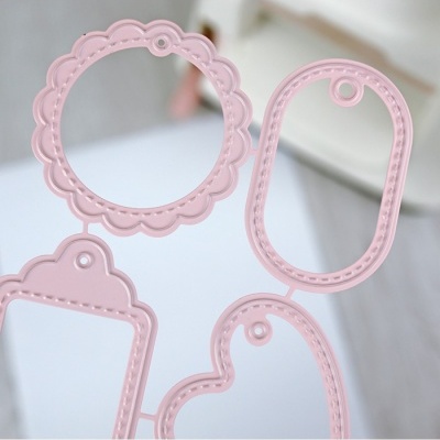 Moldes para recortes rosa com diferentes formas sobre superfície branca