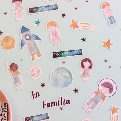 Autocolantes de crianças, planetas e foguete com texto inspirador sobre fundo branco