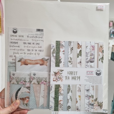 Conjunto de papel decorativo e autocolantes com temas de floresta e preços visíveis