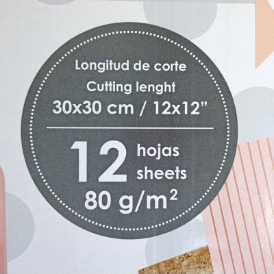 Etiqueta com informações de corte e quantidade de folhas em fundo cinza com detalhes coloridos