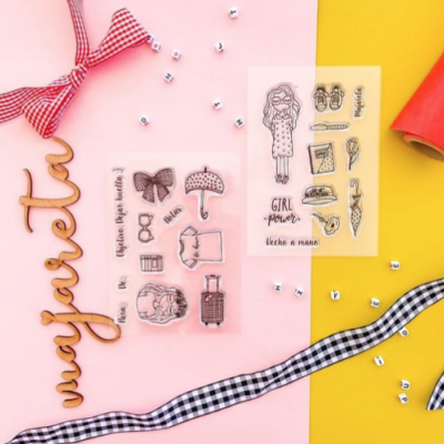 Autocolantes transparentes com desenhos e texto em português sobre fundo rosa e amarelo com fitas xadrez e laço vermelho.