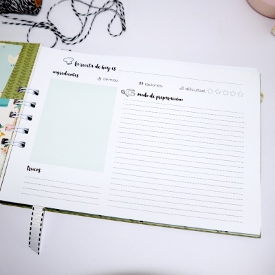 Página aberta de caderno de receitas com layout organizado e secções para ingredientes e modo de preparo