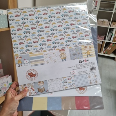 Kit para scrapbooking com padrões coloridos de carros e crianças em embalagem transparente.