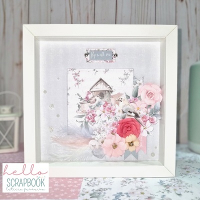 Moldura decorativa branca com flores de papel e penas, texto 'fly with me'