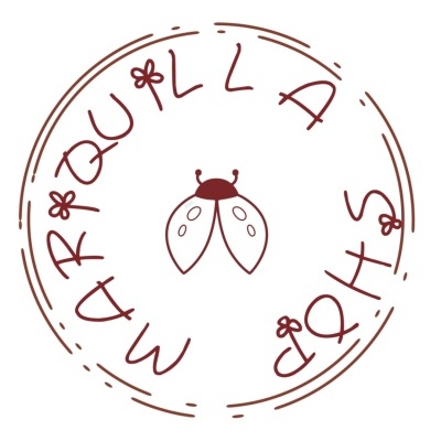 Logotipo circular com texto e desenhos de joaninha e flores