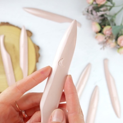 Espátulas cosméticas rosa clara com símbolo de lua