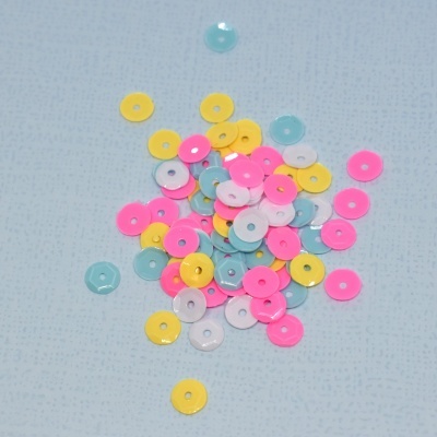 Lantejoulas coloridas em fundo azul