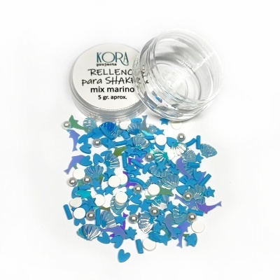 Frasco plástico transparente aberto com enfeites azuis e prateados em formas diversas