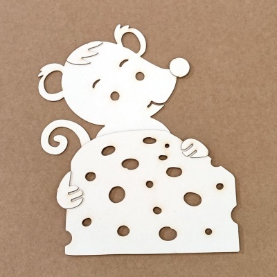Figura decorativa branca em forma de rato segurando queijo