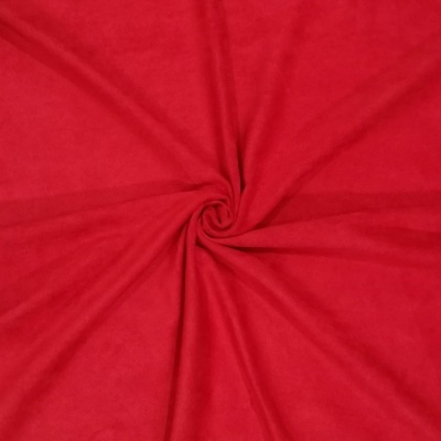 Tecido vermelho suave com padrão de torção central