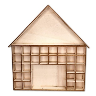 Prateleira de madeira em formato de casa com vários compartimentos