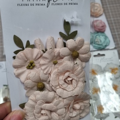 Flores artificiais rosa claro com folhas verdes em embalagem PRIMA Handmade