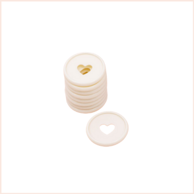 botões redondos bege com recorte de coração