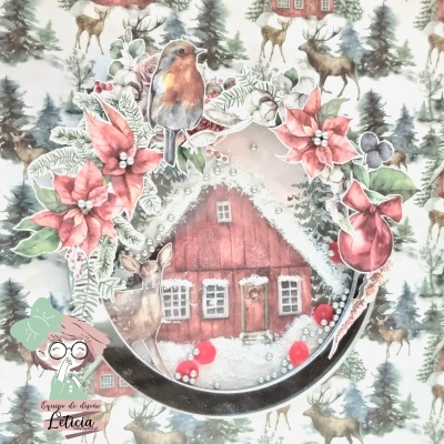 Papel de embrulho com tema de Natal mostrando cena de floresta, bola de neve com casa e elementos decorativos