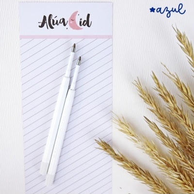 Bloco de notas Alúa Cid com canetas brancas e ramo seco sobre fundo branco