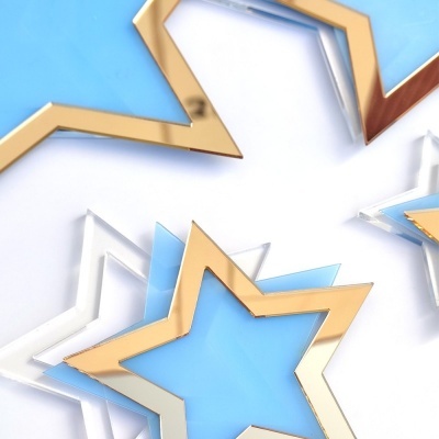 Estrelas decorativas acrílicas com contorno dourado e interior azul claro e branco