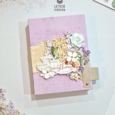 Caixa decorativa lilás com flores de papel e texto everything is love