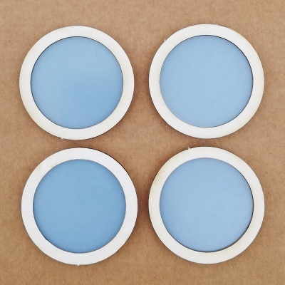 Quatro pads redondos azuis com borda branca em fundo castanho