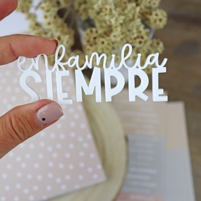 Produto decorativo em acrílico branco com palavra 