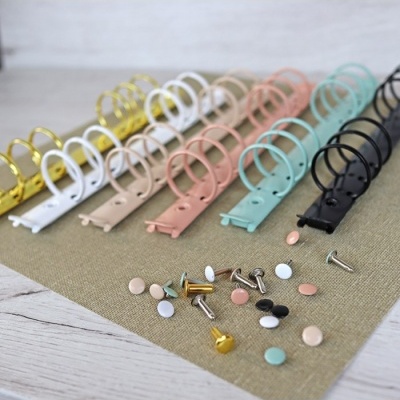 Argolas de fichário coloridas com rebites metálicos