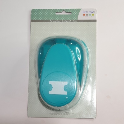 Perfurador azul turquesa em embalagem Artemio com cartão verde claro pontilhado