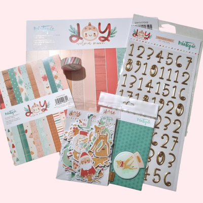 Material para artesanato com temas natalícios, incluindo papel, fitas, autocolantes e recortes decorativos