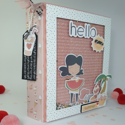 Livro decorativo com ilustração de verão e texto 'hello' e 'summer'