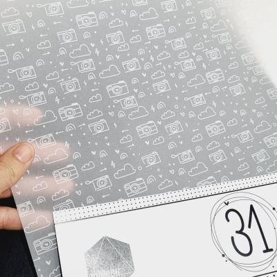 Folha transparente com ícones brancos e calendário com número 31.