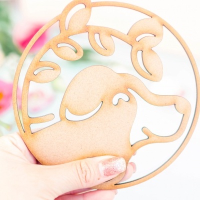 Ornamento de madeira com corte em forma de cabeça de cão, com fundo de flores