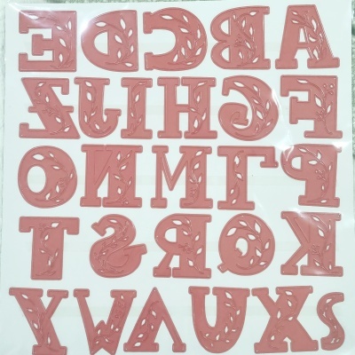 Conjunto de moldes de letras cor-de-rosa em plástico com padrão de círculos em fundo branco