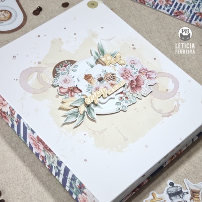 Caixa branca decorativa floral com detalhes dourados e elementos de papel recortado