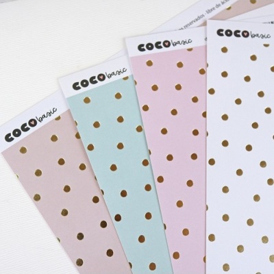 Peças de tecido ou papel de parede com padrão de bolinhas douradas e etiqueta COCObasic