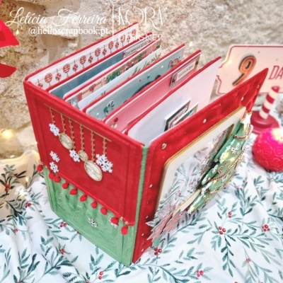 Álbum artesanal festivo em tecido vermelho e verde com detalhes decorativos