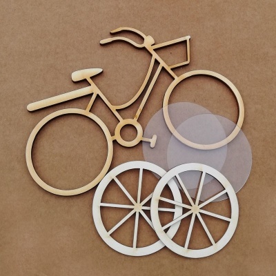 Recorte de madeira bicicleta e círculos de acetato sobre fundo castanho