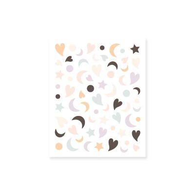 Papel branco com padrão de corações, estrelas e luas em tons pastel