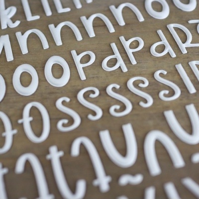 Letras brancas minúsculas em madeira