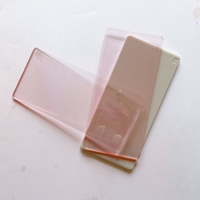 Três capas protetoras para telemóveis em plástico transparente e branco