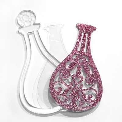 Molde acrílico transparente de garrafa com peça cor-de-rosa brilhante em padrão detalhado