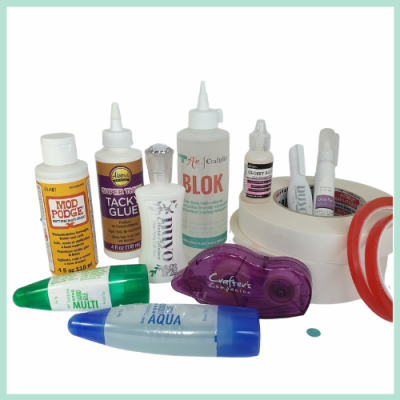 Conjunto de materiais de artesanato e cola, diversas embalagens e cores