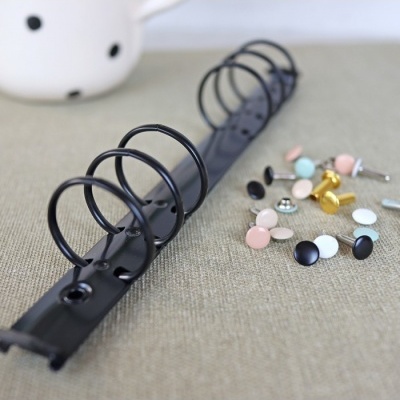 Argolas de fichário pretas de metal com tachinhas coloridas à frente