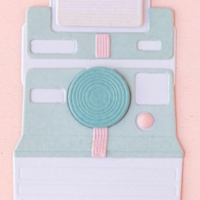 Suporte em forma de máquina de café vintage com cores pastel sobre fundo rosa