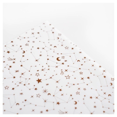 Tecido branco com estampado de estrelas castanho claro e constelações