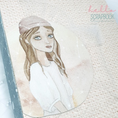 Ilustração de rapariga com touca e camisa branca, sobre malha creme com livro azul